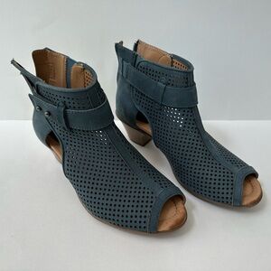 Earth Women’s Intrepid Moroccan Blue size 5.5B Peep Toe Wedge Shoe - New